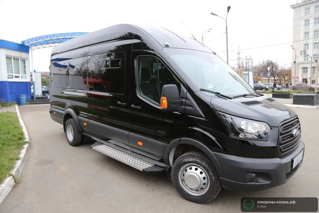 Ford - катафалк, вид спереди