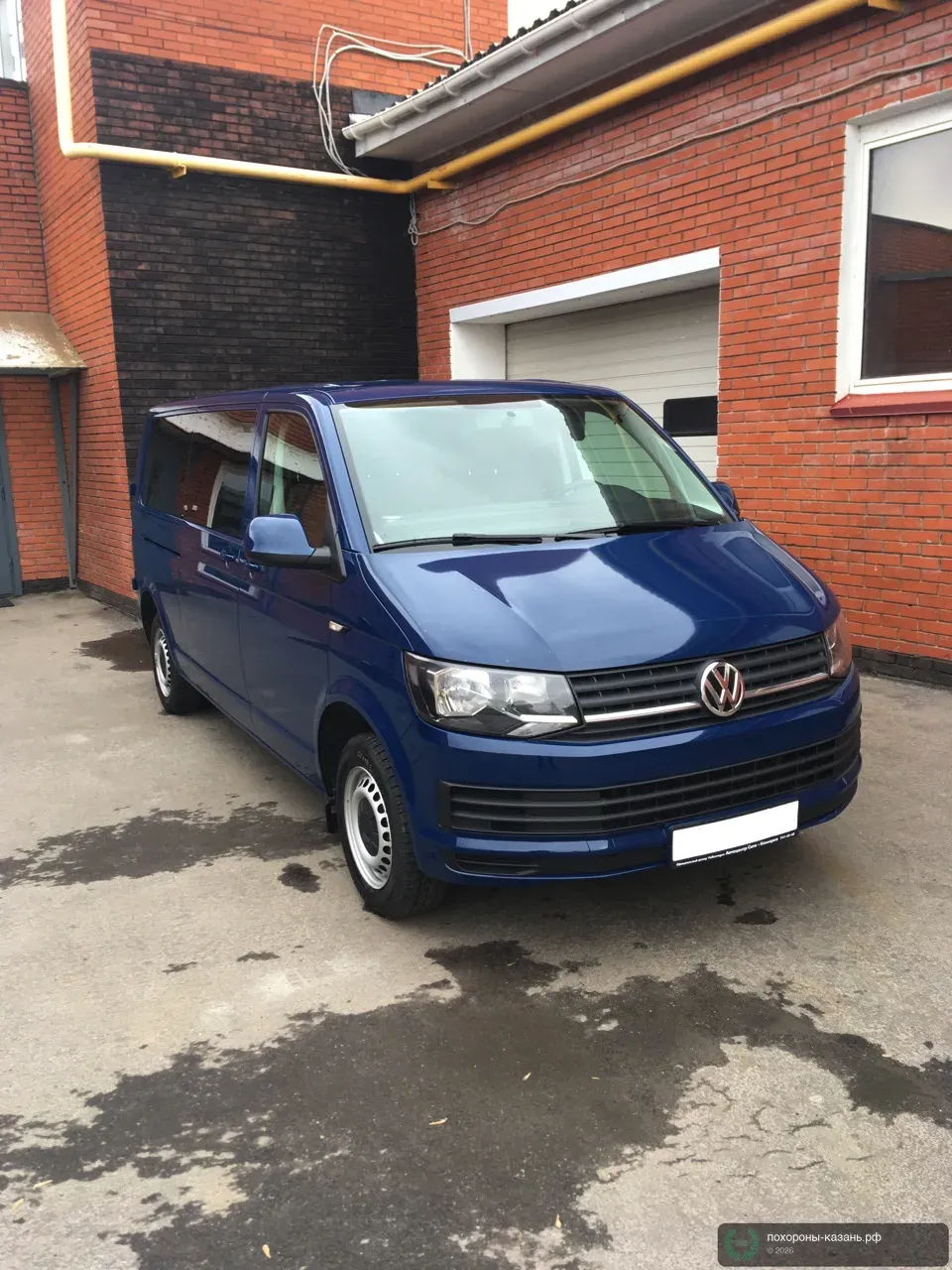 Volkswagen Transporter - катафалк для дальних расстояний, вид спереди