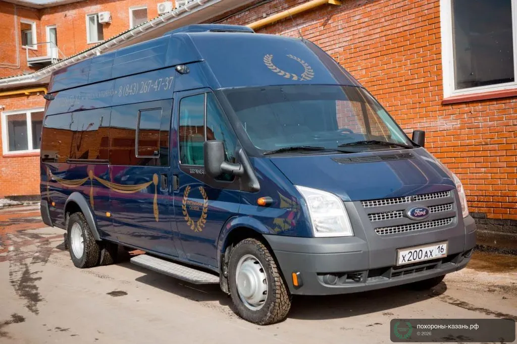 Ford Special - катафалк на 13 пассажиров, вид спереди