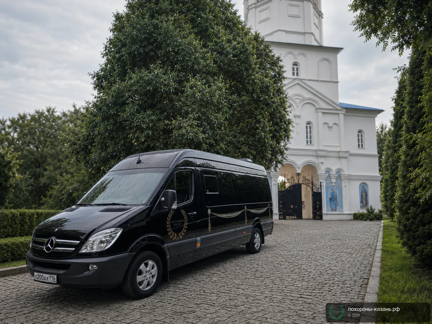 Mercedes Sprinter Long - у храма